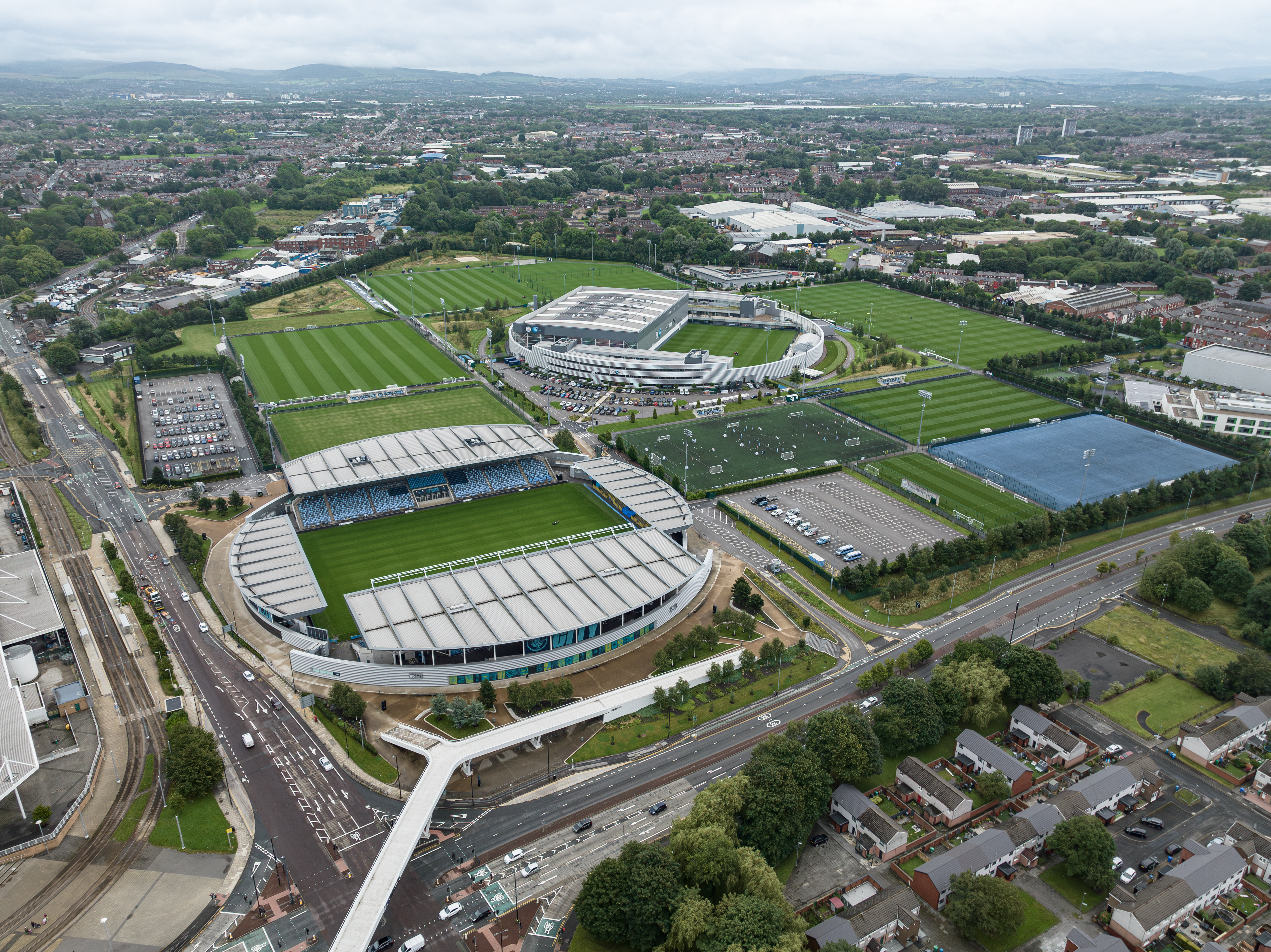 Sân vận động Etihad: Từ đường chạy điền kinh đến thánh địa của Manchester City